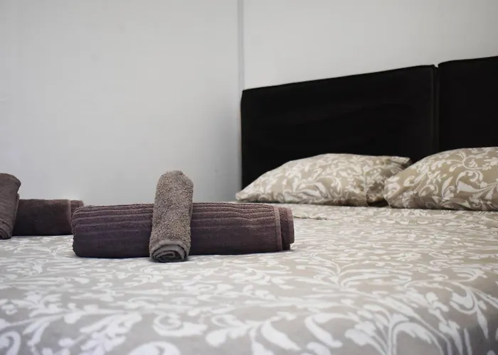 Sunny Rooftop In 91sqm Terrace Delight! *