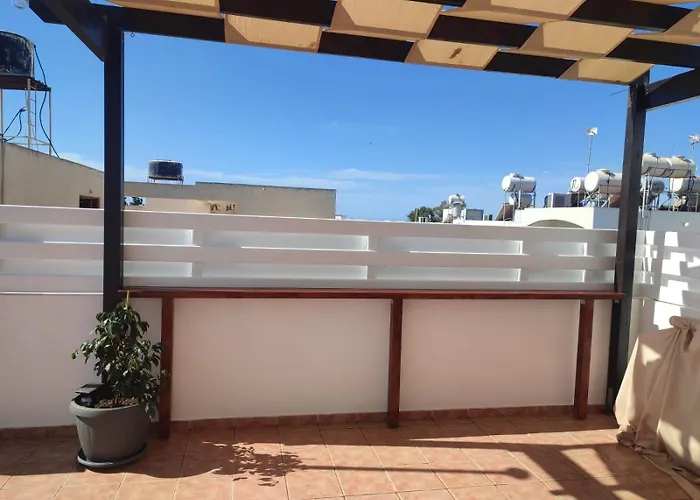 Sunny Rooftop In 91sqm Terrace Delight! *