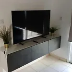 Апартаменты Sunny Rooftop In 91sqm Terrace Delight!