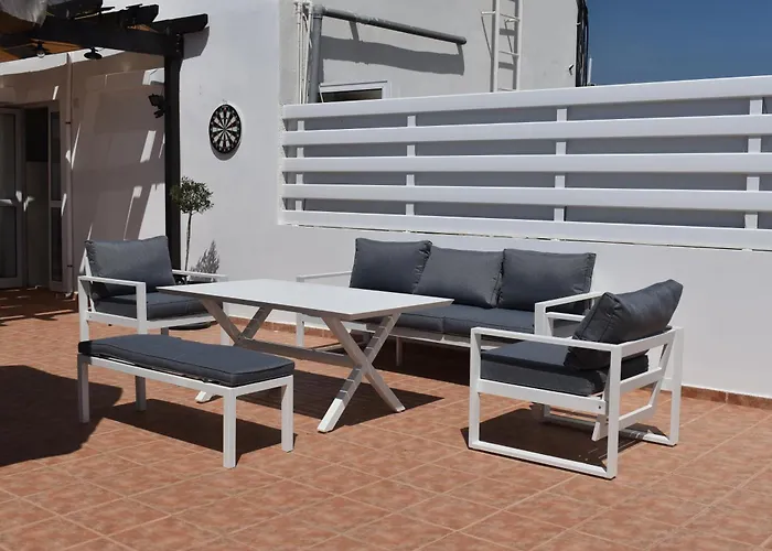 Sunny Rooftop In 91sqm Terrace Delight!